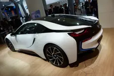 BMW-i8-Hybrid-eDrive-Weltpremiere-Kristallweiß-IAA-2013-LIVE-03.webp