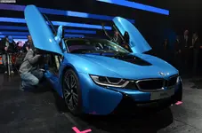 BMW-i8-Hybrid-eDrive-Weltpremiere-Protonic-Blue-IAA-2013-LIVE-05.webp