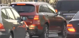 thinly-disguised-mercedes-glc-class-test-suv-spotted-in-traffic-video-93033_1.webp
