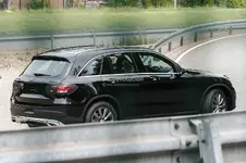 2016-mercedes-benz-glc-looks-stylish-in-minimal-camouflage-spyshots_4.webp