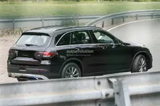 2016-mercedes-benz-glc-looks-stylish-in-minimal-camouflage-spyshots_5.webp