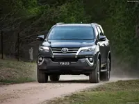 Toyota-Fortuner_2016_1600x1200_wallpaper_0d.webp
