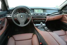 BMW-5er-Cockpit-Innenraum-f900x600-F4F4F2-C-76832818-427841.webp