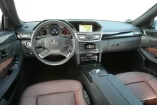 Mercedes-E-Klasse-Cockpit-Innenraum-f900x600-F4F4F2-C-141adbcc-428019.webp