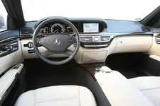 Mercedes-S-Klasse-Cockpit-Innenraum-f900x600-F4F4F2-C-ad643526-428020.webp