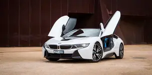 2017-bmw-i8-e-drive-29.webp