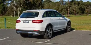 2017-mercedes-benz-v-audi-q5-63.webp