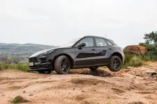 81-porsche-macan-prototype-2018-three-wheels.webp