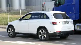 2019-mercedes-glc-facelift-spy-photo.webp