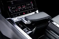 b6ebb85a-audi-e-tron-interior-10.webp