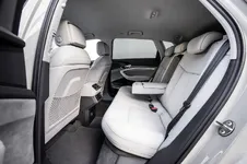 ea4c9b5c-audi-e-tron-interior-19.webp