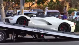 miltons-ferrari-laferrari-aperta-on-the-back-of-a-tow-truck-in-los-angles-california_10065415...webp