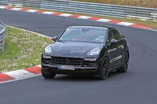 2020-porsche-cayenne-coupe-hits-nurburgring-prototype-shows-active-rear-wing_10.webp