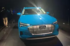 audi_e-tron_reveal_blue_static_5.webp