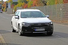 2020-opel-insignia-facelift-makes-spyshots-debut-as-camouflaged-wagon_2.webp