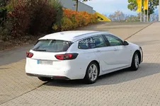 2020-opel-insignia-facelift-makes-spyshots-debut-as-camouflaged-wagon_7.webp