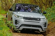 2-range-rover-evoque-2019-reveal-offroad-front.webp