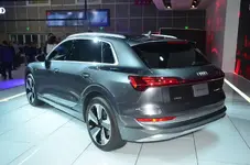 ab9f4e15-audi-etron-suv-la-livepics-4.webp