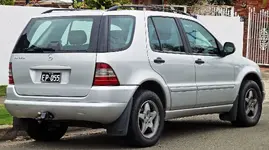 1600px-2000_Mercedes-Benz_ML_320_%28W_163_MY00%29_wagon_%282010-09-23%29_02.webp