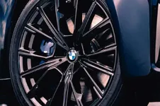 p90348941_highres_the-new-bmw-750i-xdr.webp