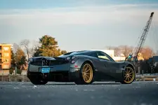 24866308-pagani-huayra-auction-2.webp