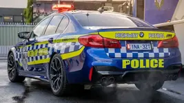 Polizei-BMW-M5-Competition-F90-Australien-Victoria-Police-Highway-Patrol-04-750x422.webp