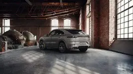 porsche-exclusive-manufaktur-paints-the-cayenne-coupe-in-quarzite-grey-metallic_4.webp