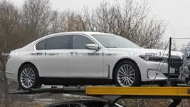 next-gen-bmw-7-series-test-mule-spy-photos.webp