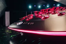 20191212_Mercedes-Benz_ScutesRed.webp