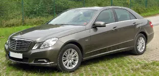 Mercedes_E_350_CDI_BlueEFFICIENCY_Elegance_%28W212%29_front-1_20100822.webp