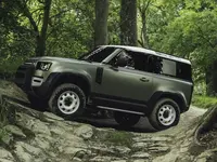 land-rover-defender-3porte-2019-side-view-3.webp