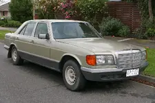 1280px-1984_Mercedes-Benz_380_SE_%28W_126%29_sedan_%282015-08-07%29_01.webp