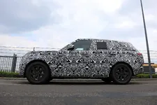 2022-range-rover-looks-ready-to-redefine-luxury-suvs-in-latest-spy-photos_4.webp