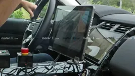 land-rover-discovery-spy-photos-interior.webp
