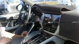 porsche-macan-second-facelift-spy-photo-interior.webp