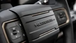 60interiortab4-MY23-BT1-HUMMER%20SUT-RJM-6244-v1-0.webp