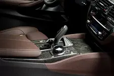 bmw-m550i-alpine-white-mocha-interior-22.webp