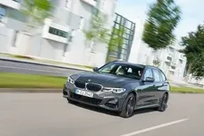 P90395663-the-bmw-330e-touring-08-2020-599px.webp