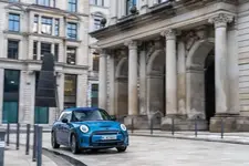 e-mini-cooper-se-electric-collection-01-2021-600px.webp