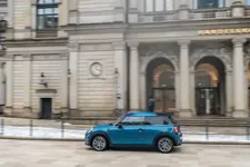 e-mini-cooper-se-electric-collection-01-2021-600px.webp