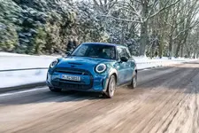 e-mini-cooper-se-electric-collection-01-2021-600px.webp