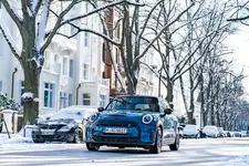 e-mini-cooper-se-electric-collection-01-2021-600px.webp