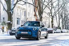 e-mini-cooper-se-electric-collection-01-2021-600px.webp