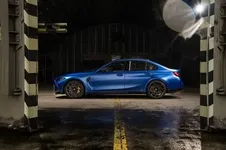-sedan-frozen-portimao-blue-metallic-03-2021-599px.webp