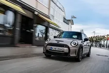 P90413323-the-mini-cooper-s-5-door-02-2021-600px.webp