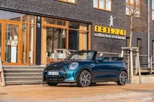 1-mini-cooper-s-convertible-sidewalk-03-2021-600px.webp