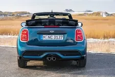 e-mini-cooper-s-convertible-sidewalk-03-2021-600px.webp