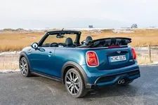 e-mini-cooper-s-convertible-sidewalk-03-2021-600px.webp