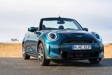 e-mini-cooper-s-convertible-sidewalk-03-2021-600px.webp
