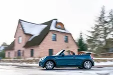 e-mini-cooper-s-convertible-sidewalk-03-2021-600px.webp